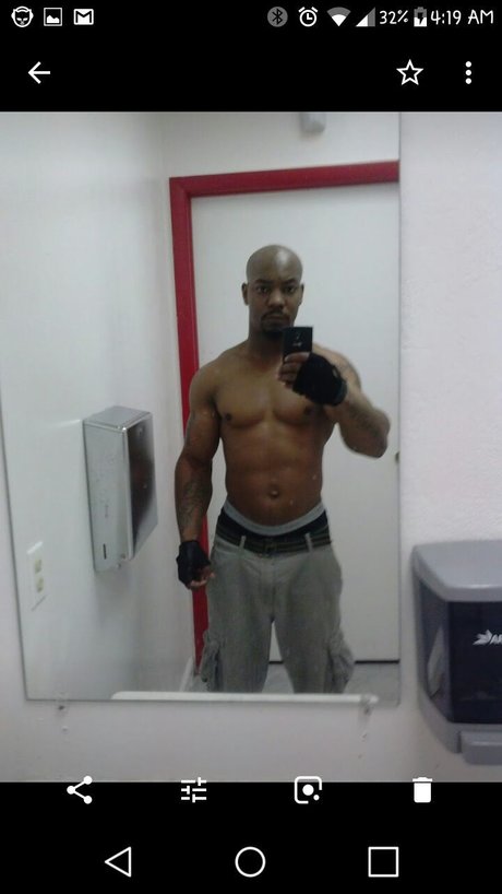 L Aye star naked image