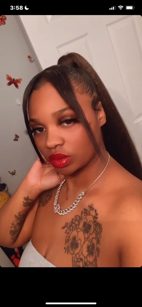 Tythegoddess pornstar nude image