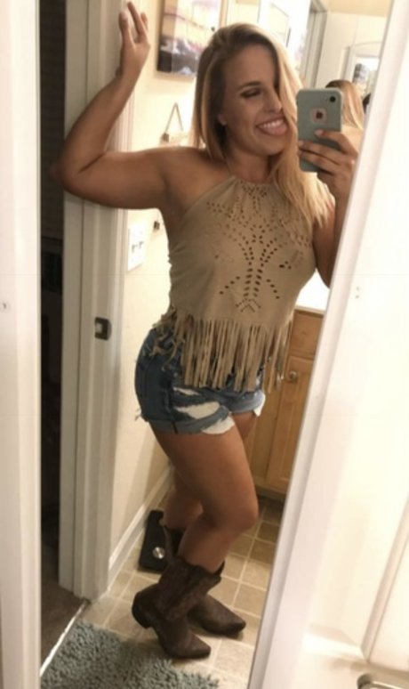 Sun kissed Cayley model beautiful pic