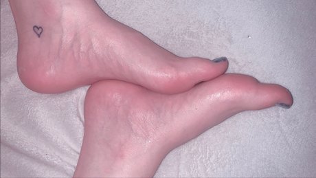 Porcelain Paws pornstar exclusive galleries