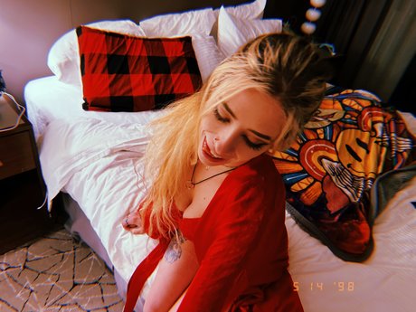 Shea Lynn naked actress photo