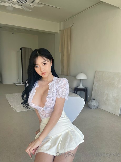 Baesylvie model erotic pic