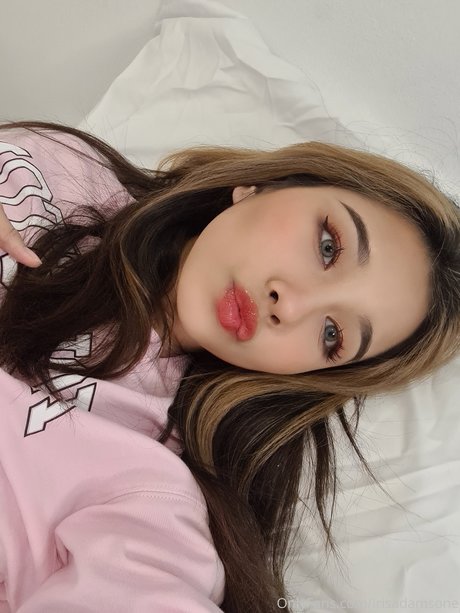 Iris adamsone model hot image