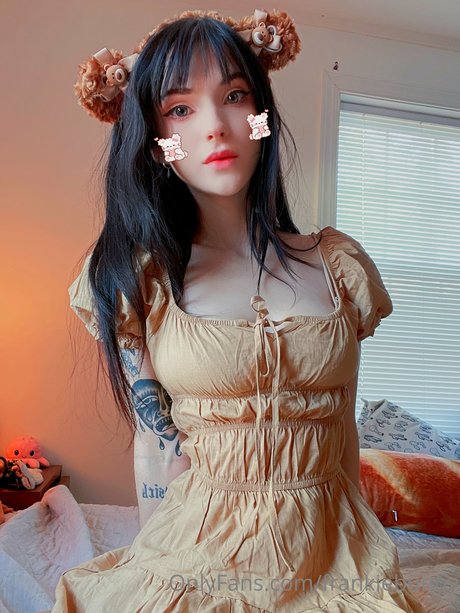 Frankie Bunnie model adult pic
