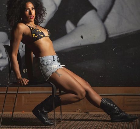 Marti Belle sexy model pic