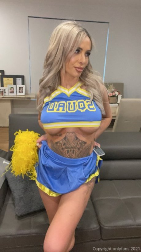 babe brunette onlyfans sexy picture