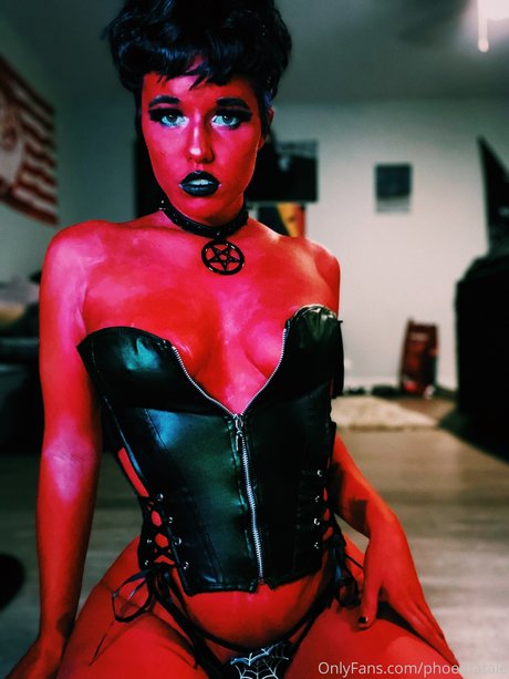 Phoenfatale star naked pics