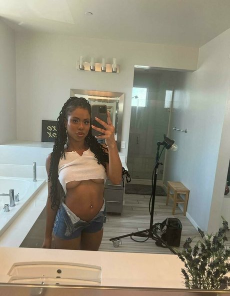 Kira Noir adult star photos