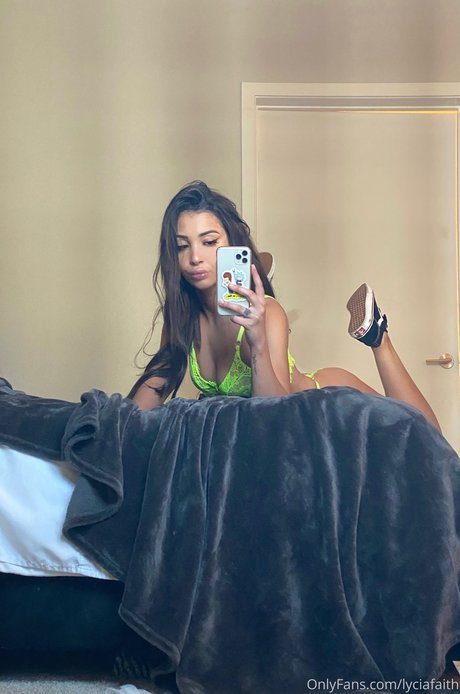 Lycia Faith model sexy pic