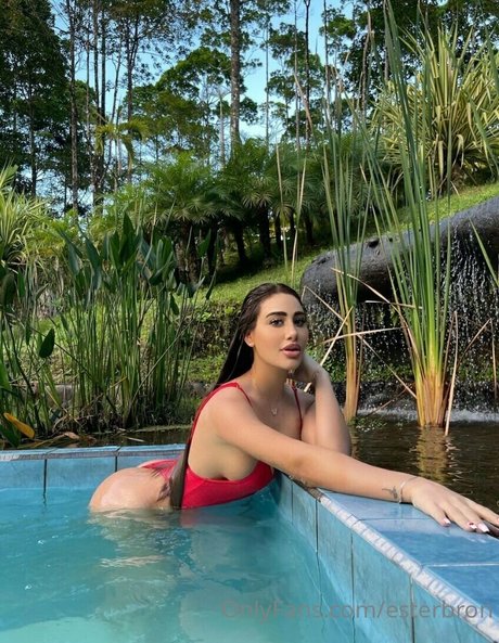 Esterbron model nude image