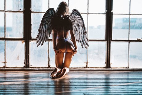 Ally Hardesty nice model picture