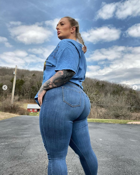 Miss Thick N Tatted free pornstar images