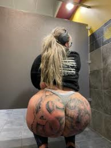 Miss Thick N Tatted star sexy pic