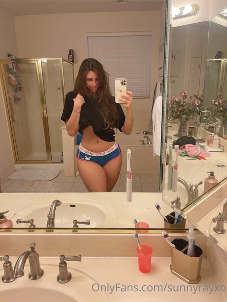 sunnyrayxo model adult pictures