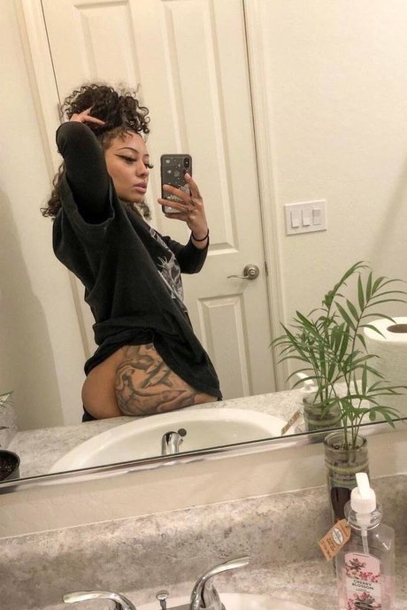 Omgyoash model hd gallery