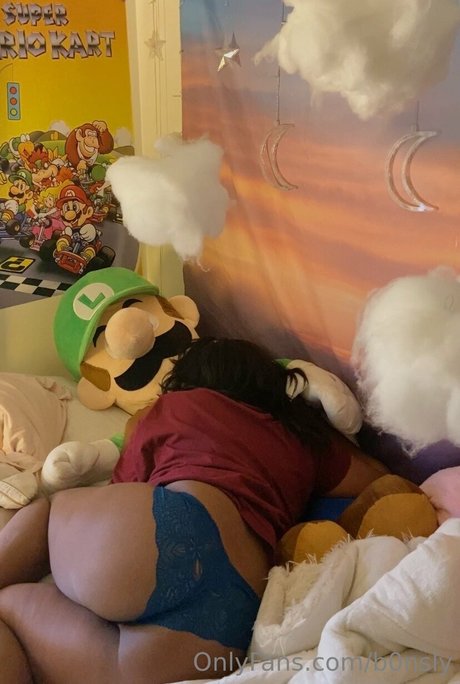 B0nsly model naked image