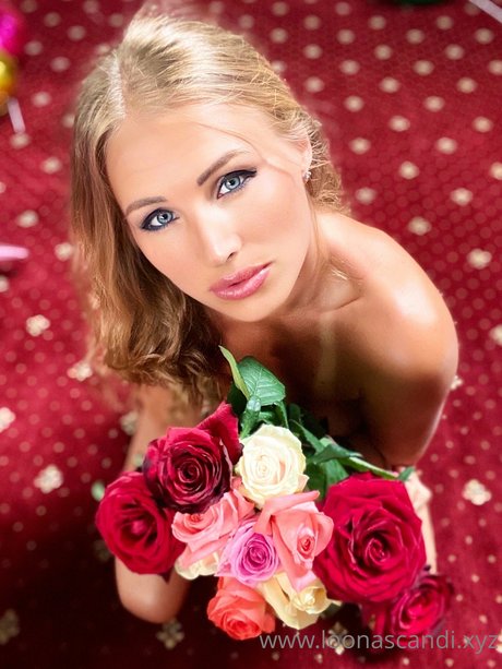 Loona Scandi nude star photo