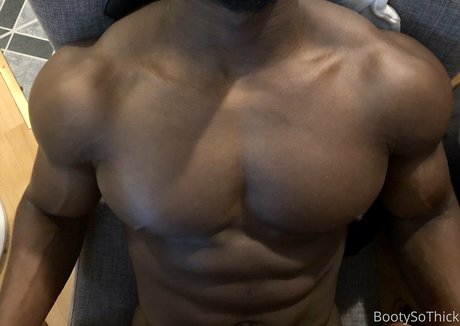 Bootysothick model naked image