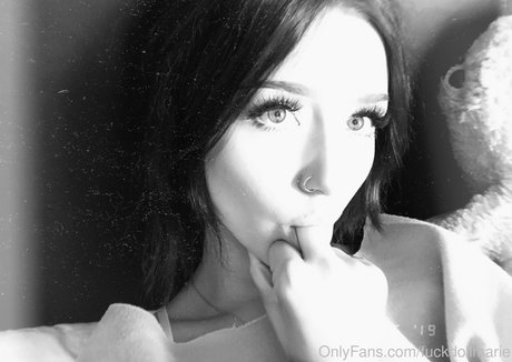 marie x naked model pic