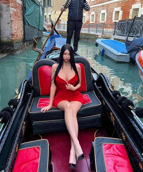 Baek Si Young model pretty images