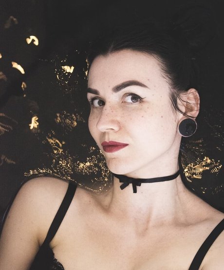 Chloe Ventura naked model img