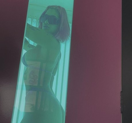 Azzy MC hd actress picture