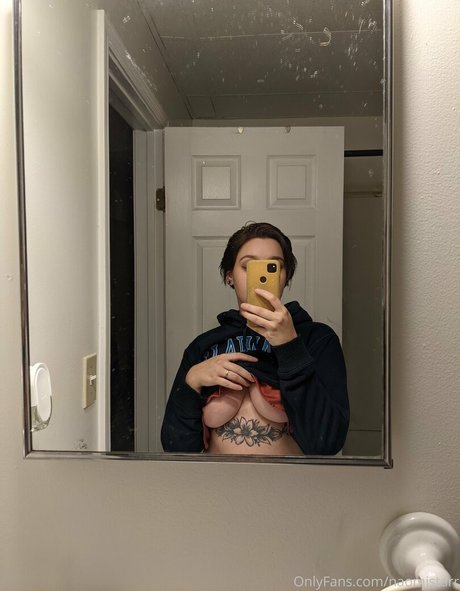 naomistarr model top images