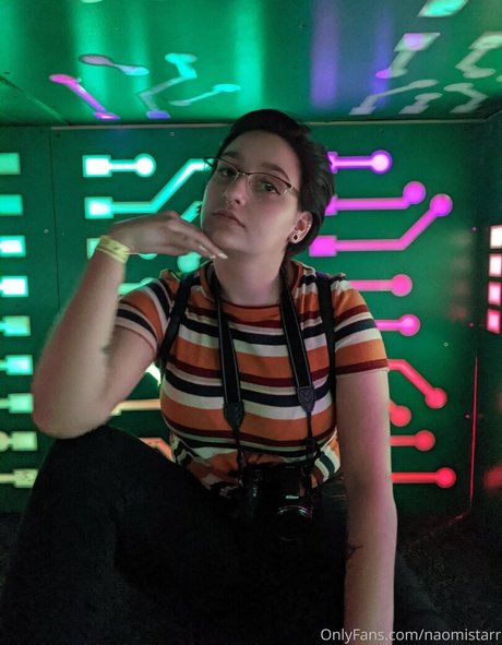 naomistarr xxx model image
