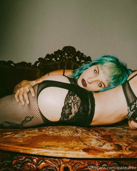 xoklautease erotic model image