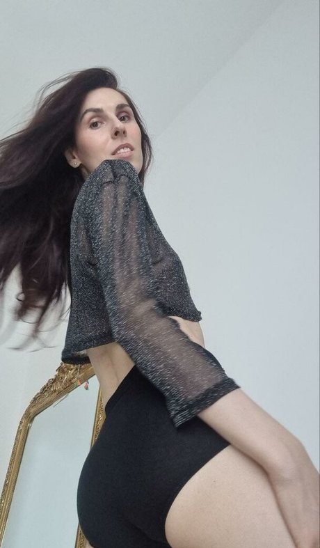 Bambi Hou nude model img