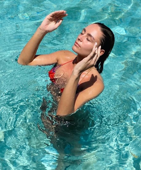 Leah Taylor star pornographic images