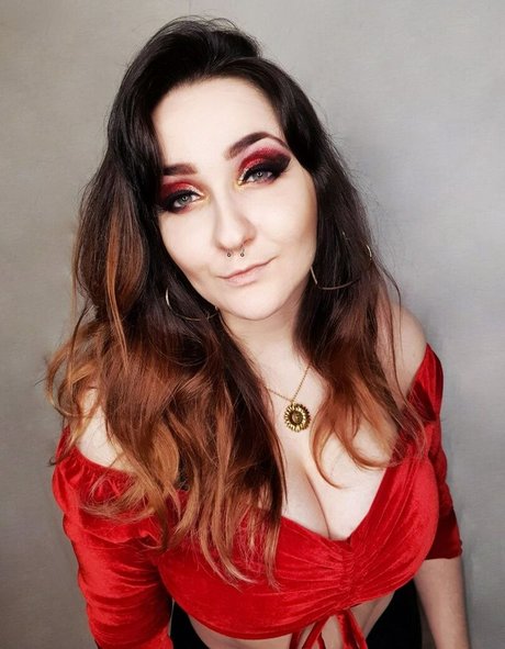 wzuia naked actress img