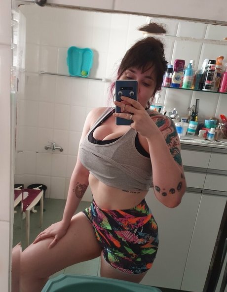 wzuia star nude photos