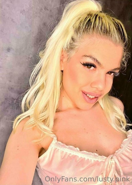 Lusty Pink sexy actress photo