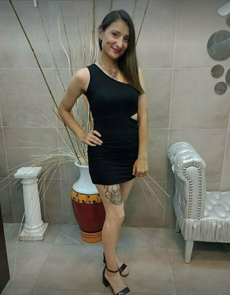 Lusty Pink model art galleries