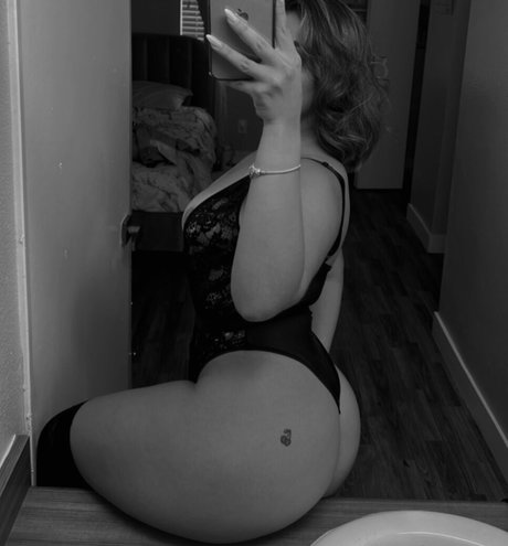 emelyelenaa pretty pornstar pictures