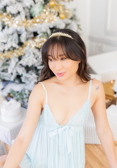 Jeannie Elise Mai naked star pic