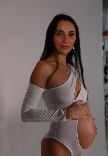 yladoyla nudes star image