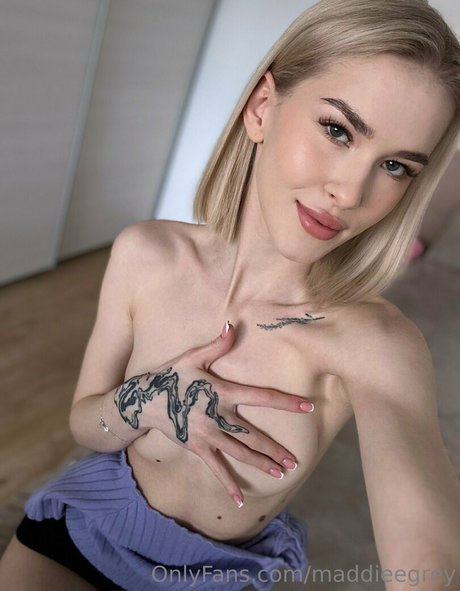 maddieegrey naked model photo