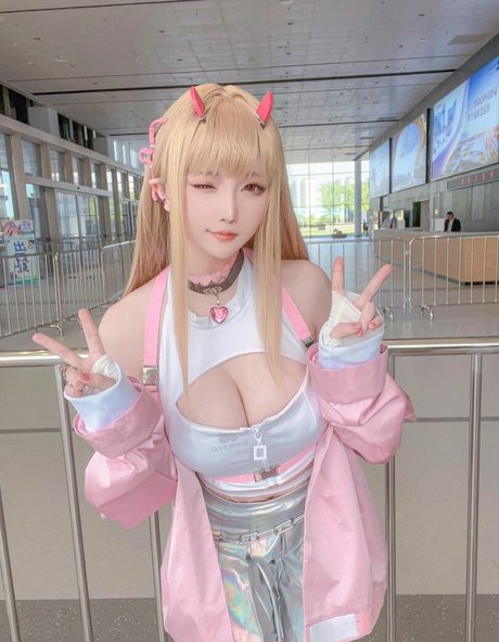 Hoshilily best model image