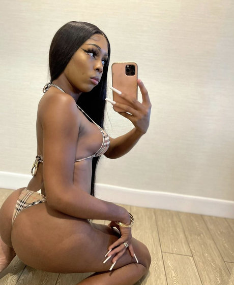 C H Y N A adult star photo