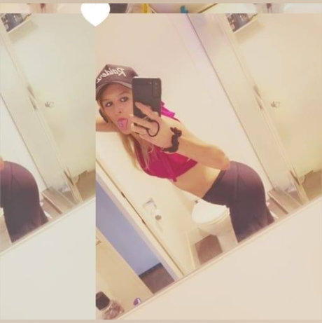 Submissive Lil Hoe beautiful pornstar pictures