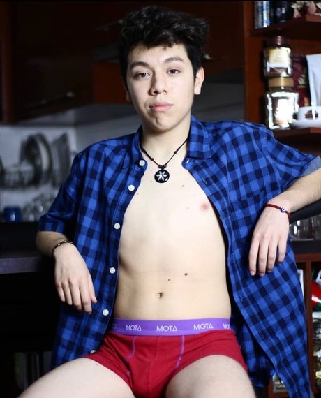 Mart n Isla erotic actress pic