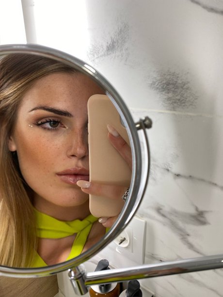 maylaspio adult model pictures