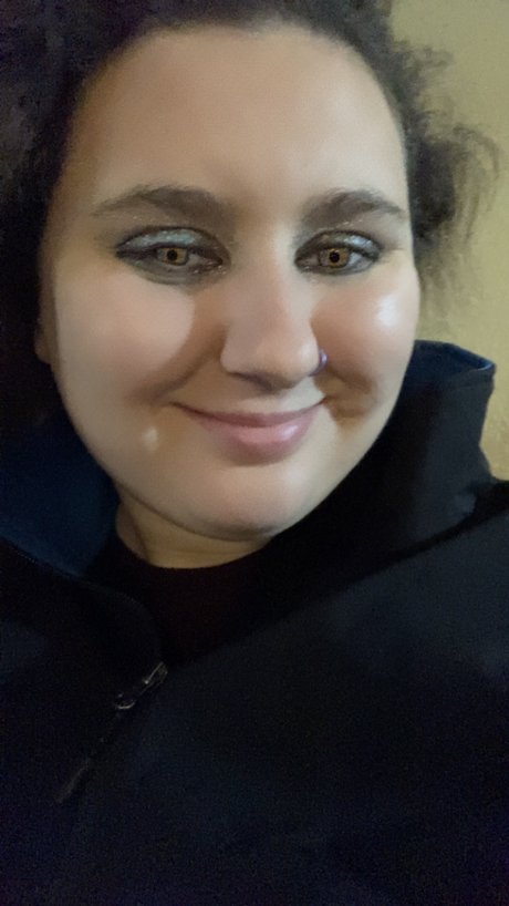 Haley Roberts hot star pics