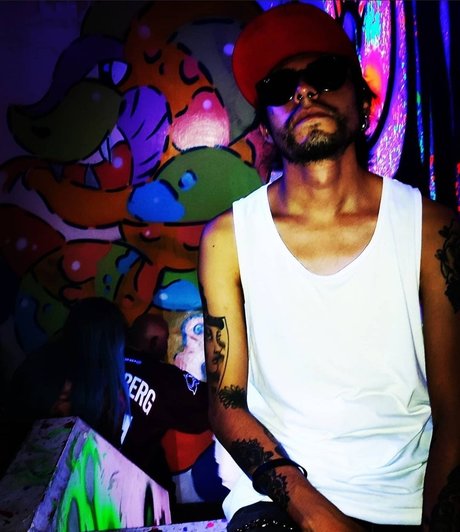 Alex Simons hot star picture