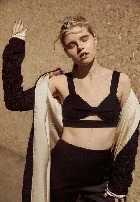 Ana Mulvoy Ten star nice img