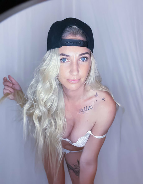 Bonniebi pornographic model pics