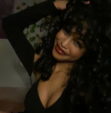 oil7ll pretty model pic