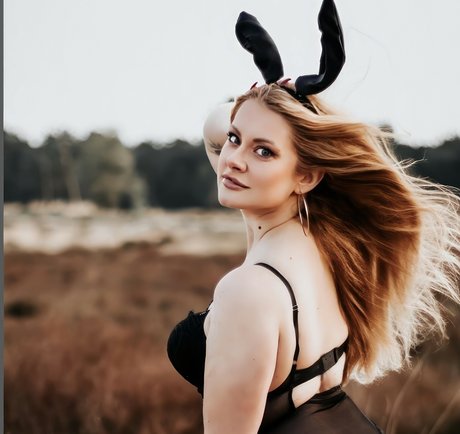 misiuniamisia_ beautiful actress picture